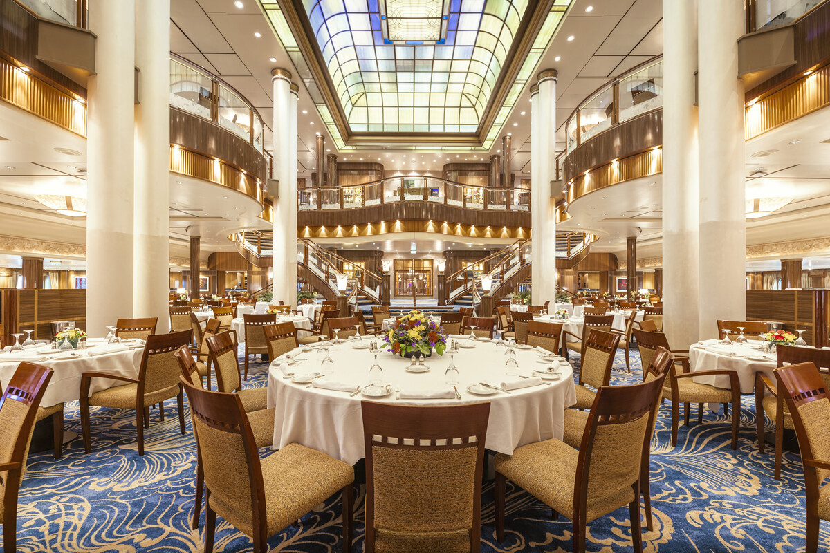 Bilden visar en restaurang på fartyget Queen Mary