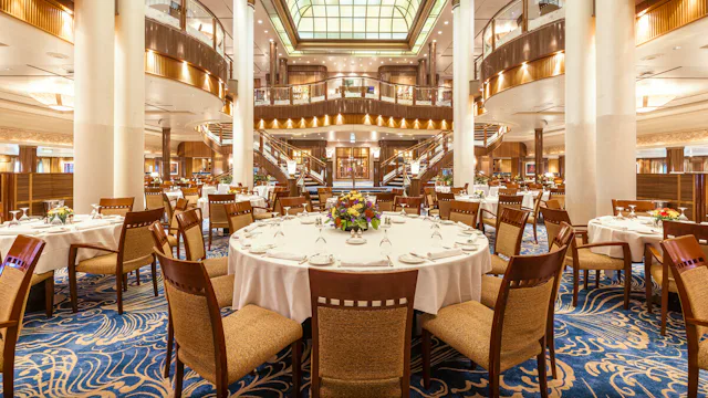 Bilden visar en restaurang på fartyget Queen Mary