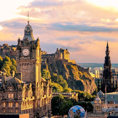 Kryssa i norra Europa och besök historiska platser under din resa. Bilden visar Edinburgh i Skottland .