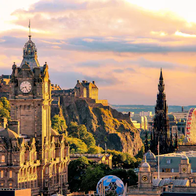 Kryssa i norra Europa och besök historiska platser under din resa. Bilden visar Edinburgh i Skottland .