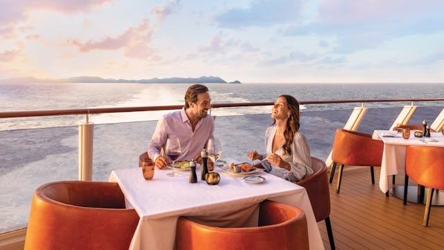 Kryssa med Norwegian Cruise Line. Bilden visar ett par som äter en trevlig middag.