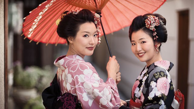 Bilden visar två kvinnor som är klädda som Geishor. Upplev den unika kulturen runtom i Asien på en kryssning.