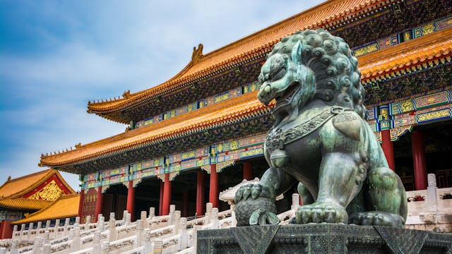 Bilden visar ingången till ett tempel i Kina. Lär dig om historien i Asien på en kryssning.