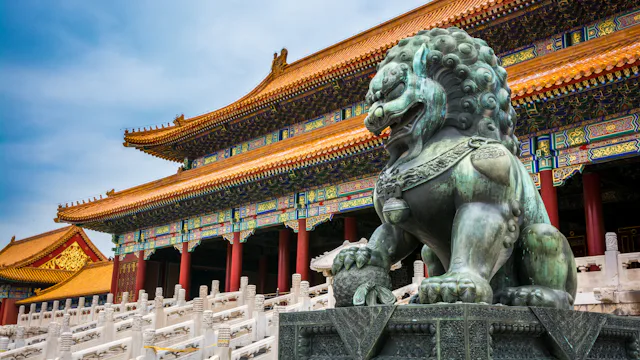 Bilden visar ingången till ett tempel i Kina. Lär dig om historien i Asien på en kryssning.