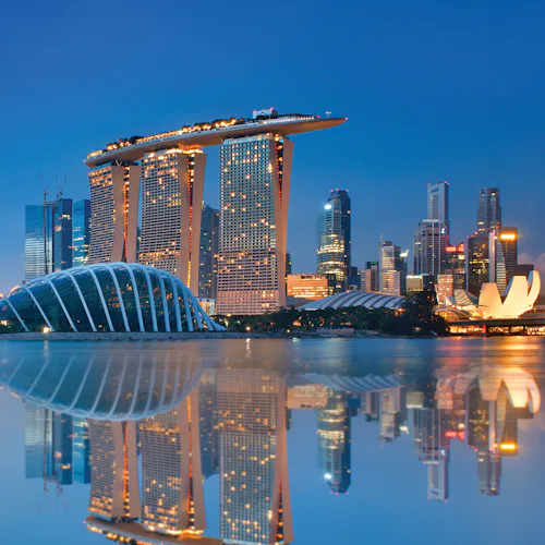 Kryssa runt Singapore. Bilden visar en överblick av Singapores stadssilhuett från vattnet.