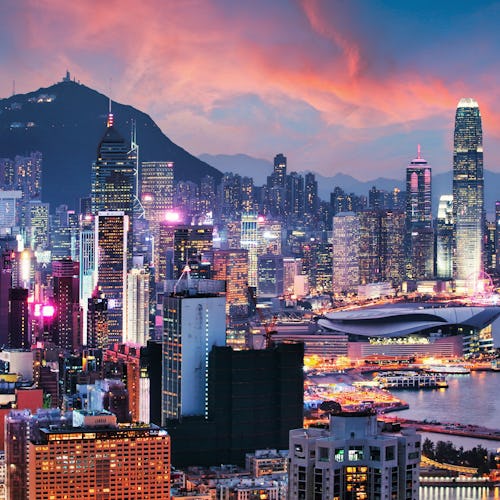 Upplev högteknologiska . Bilden visar en översikt av stadssilhuetten i Hong Kong.