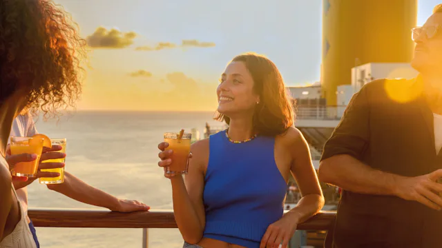 Bilden visar en grupp människor som njuter av en härlig eftermiddag ombord ett av Costa Cruises fartyg.