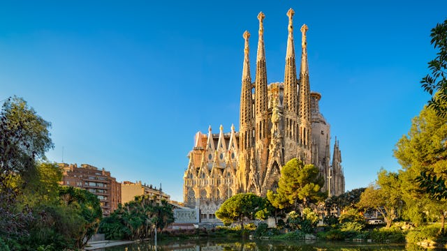 Bilden visar La Sagrada Familia i Barcelona.