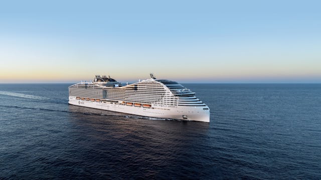 Bilden visar nya fartyget MSC World America som seglar på havet.