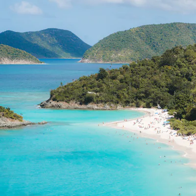 Kryssa i Karibien med Celebrity Cruises. Bilden visar en strand i St. John.