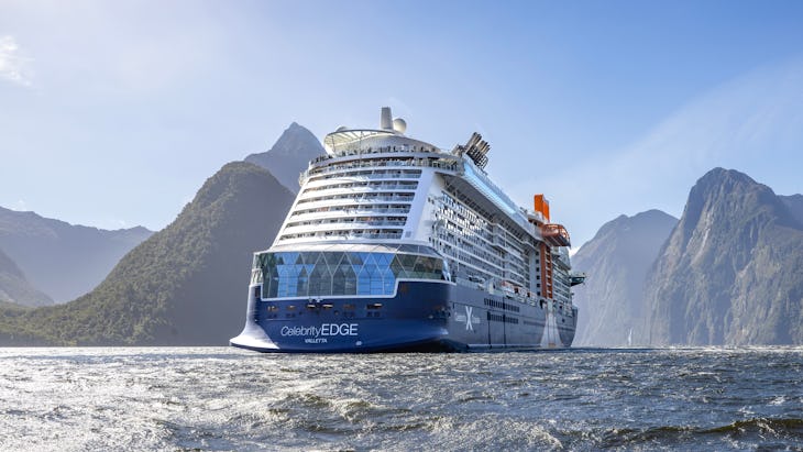 Kryssa med Celebrity Cruises. Upplev en resa med komfort, bra service och fantastisk mat. Bilden visar fartyget Celebrity Edge som kryssar på vattnet med vackra berg i bakgrunden.