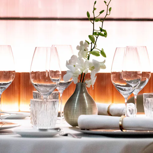 Upplev den kulinariska resan ombord Celebrity Cruises. Bilden visar ett dukat bord ombord Celebrity Beyond.