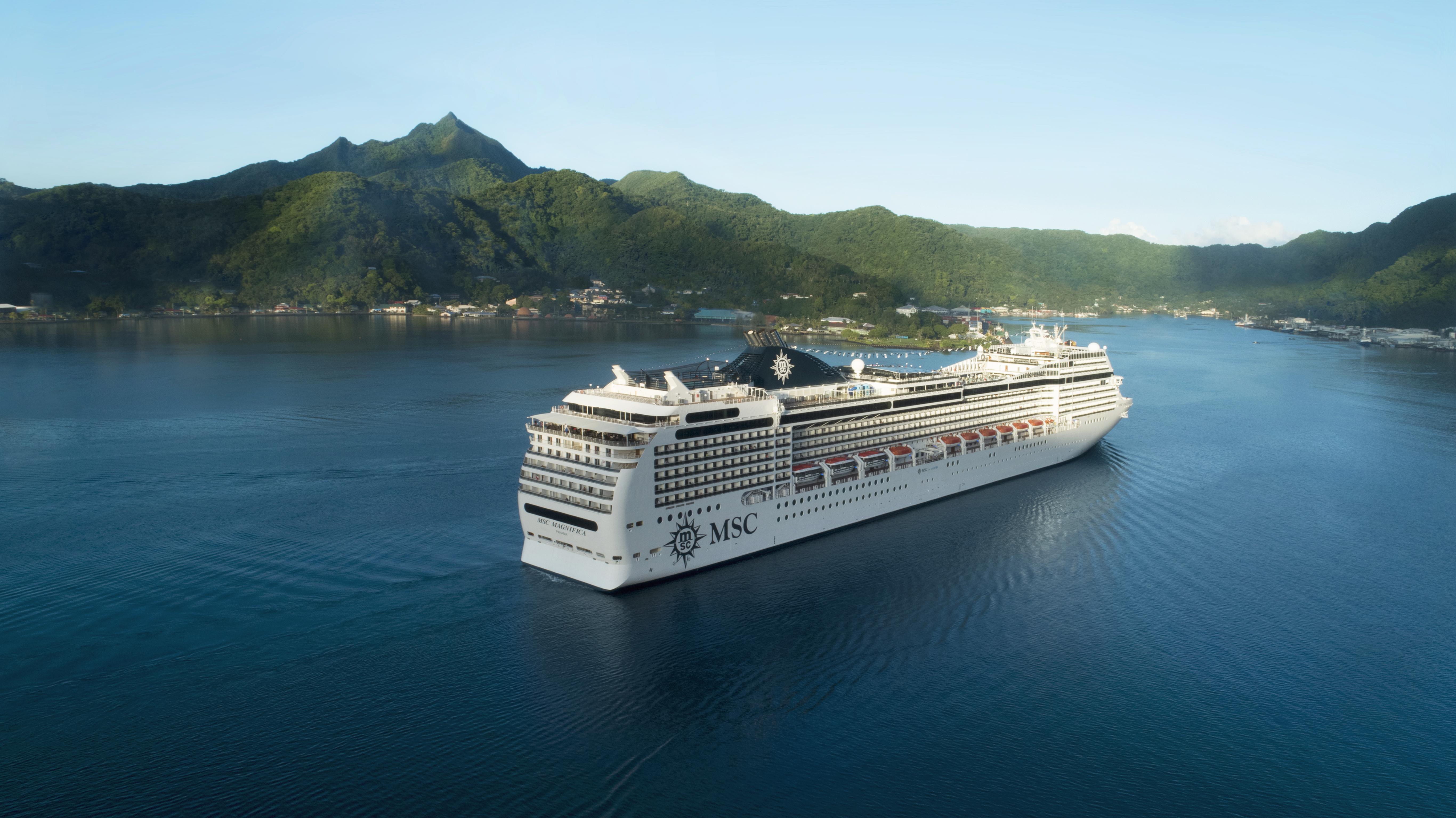 Kryssa med MSC Cruises över hela världen. Bilden visar MSC Magnifica på havet.