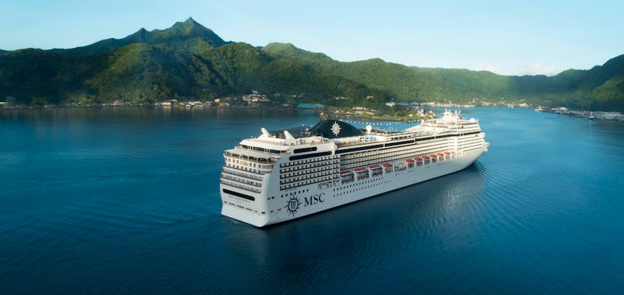 Kryssa med MSC Cruises över hela världen. Bilden visar MSC Magnifica på havet.