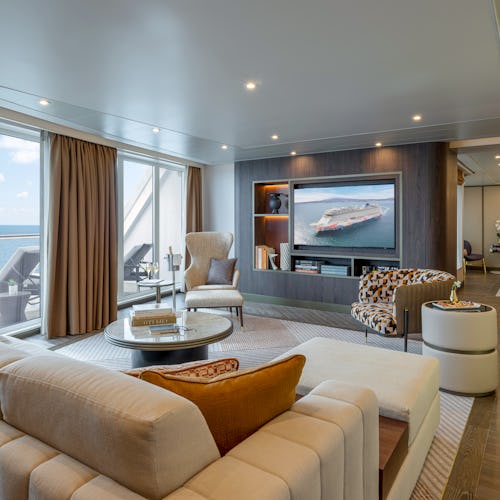 Bo bekvämt och upplev den exklusiva känslan av en svit. Bilden visar en lyxig Haven svit på ett av Norwegian Cruise Lines fartyg.