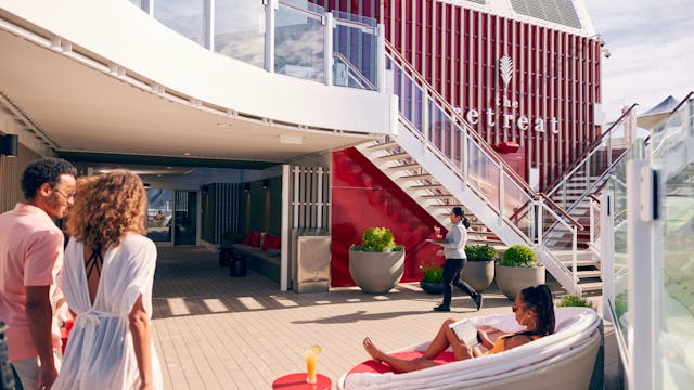 Upplev en exklusiv del ombord Celebrity Cruises fartyg. Bilden visar ingången till området The Retreat.