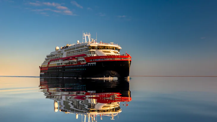 Upplev en äventyrskryssning med HX Expeditions. Bilden visar ett av HX fartyg i vattnet.