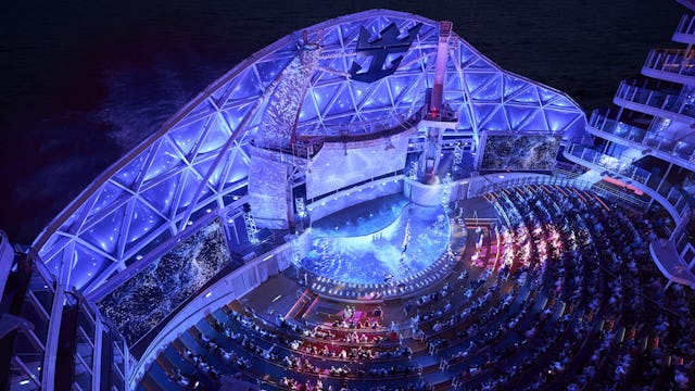 Underhållning för hela familjen på en generationskryssning. Bilden visar en översikt av Aqua Theater ombord Wonder of the Seas.