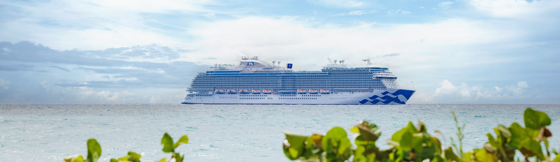 Upptäck alla erbjudanden från Princess Cruises. Bilden visar Enchanted Princess på vattnet.