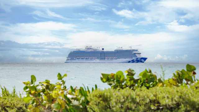 Upptäck världen med Princess Cruises. Bilden visar Enchanted Princess på vattnet.