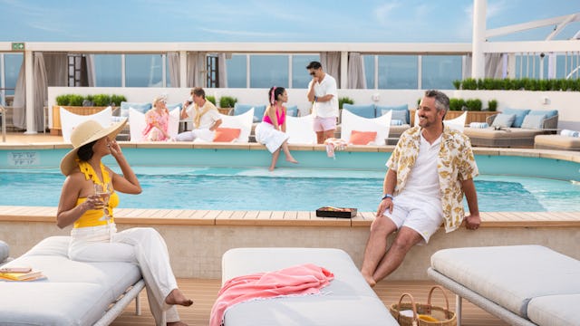 Boka tidigt och spara pengar med Princess Cruises. Bilden visar resenärer som slappnar av vid poolen.