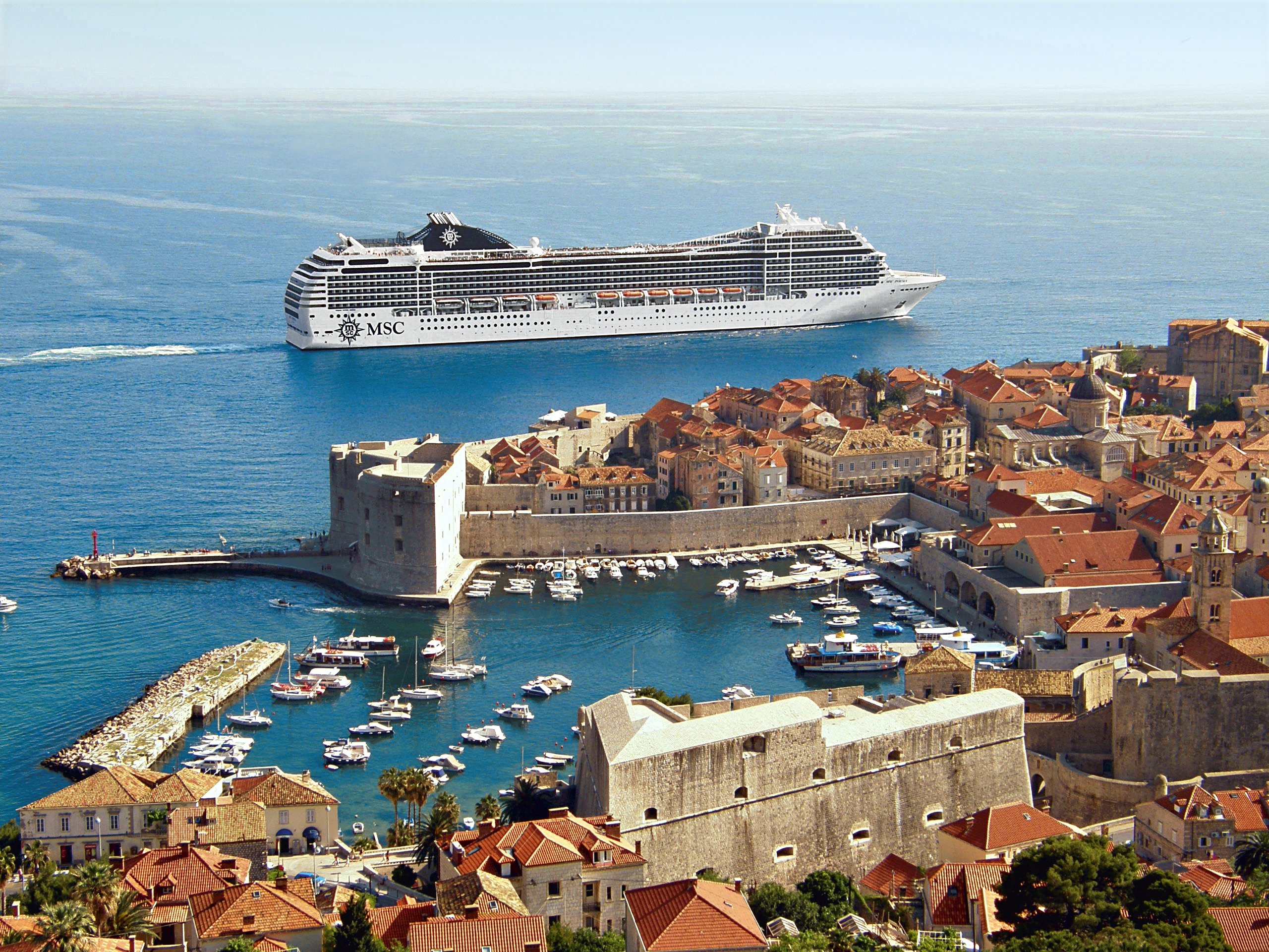 Kryssa med MSC Cruises i Medelhavet. Bilden visar ett av MSC Cruises fartyg i Kroatien.