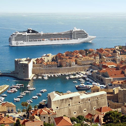 Kryssa med MSC Cruises i Medelhavet. Bilden visar ett av MSC Cruises fartyg i Kroatien.
