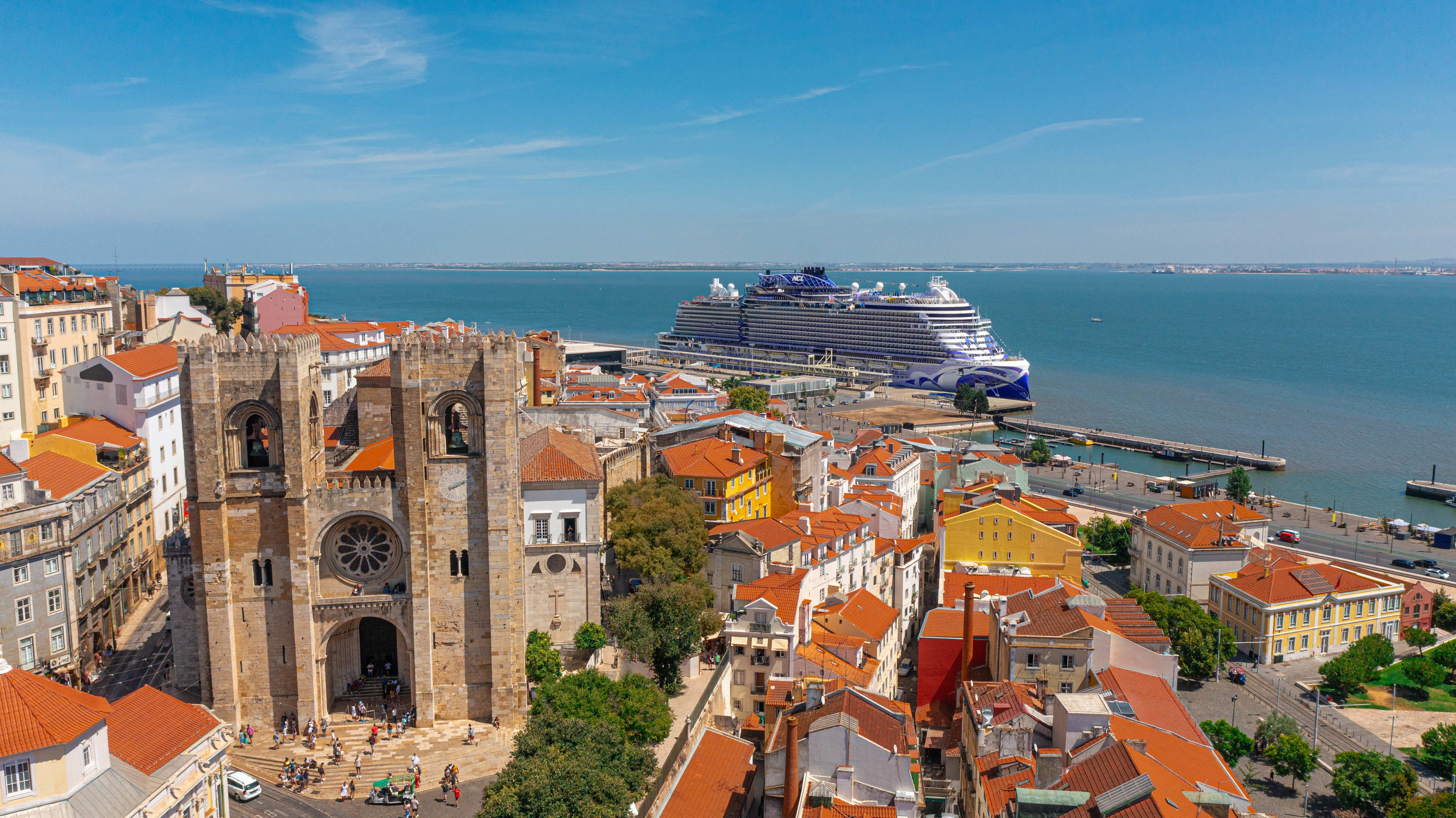 Kryssa i Medelhavet med Norwegian Cruise Line. Bilden visar ett av NCLs fartyg i Portugal.