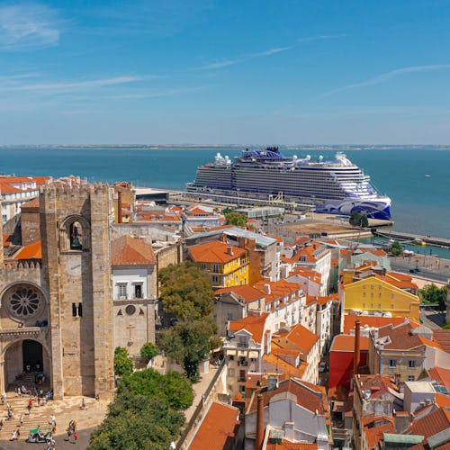 Kryssa i Medelhavet med Norwegian Cruise Line. Bilden visar ett av NCLs fartyg i Portugal.