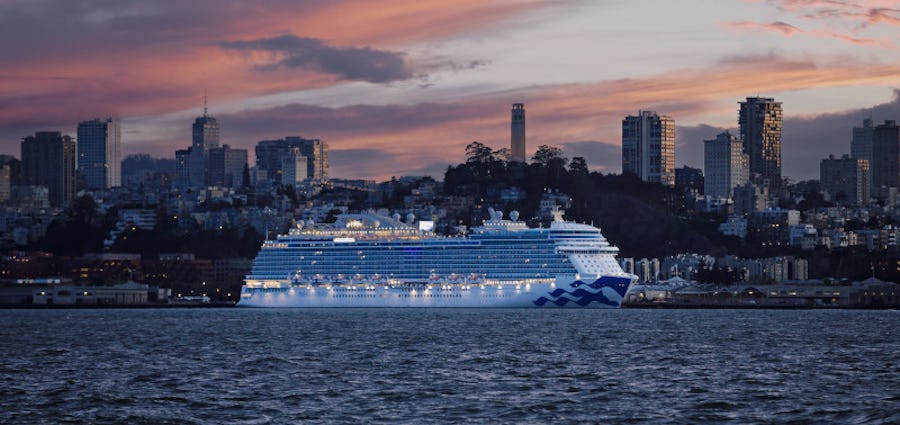 Upptäck alla erbjudanden från Princess Cruises. Bilden visar Discovery Princess på vattnet framför San Fransisco.