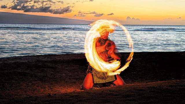 Upplev magiska stunder i Hawaii. Bilden visar en invånare som snurrar med eld.