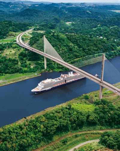 Kryssa genom Panamakanalen. Var med om en unik kryssning i Panama. Bilden visar ett kryssningsfartyg som åker längst med Panamakanalen.