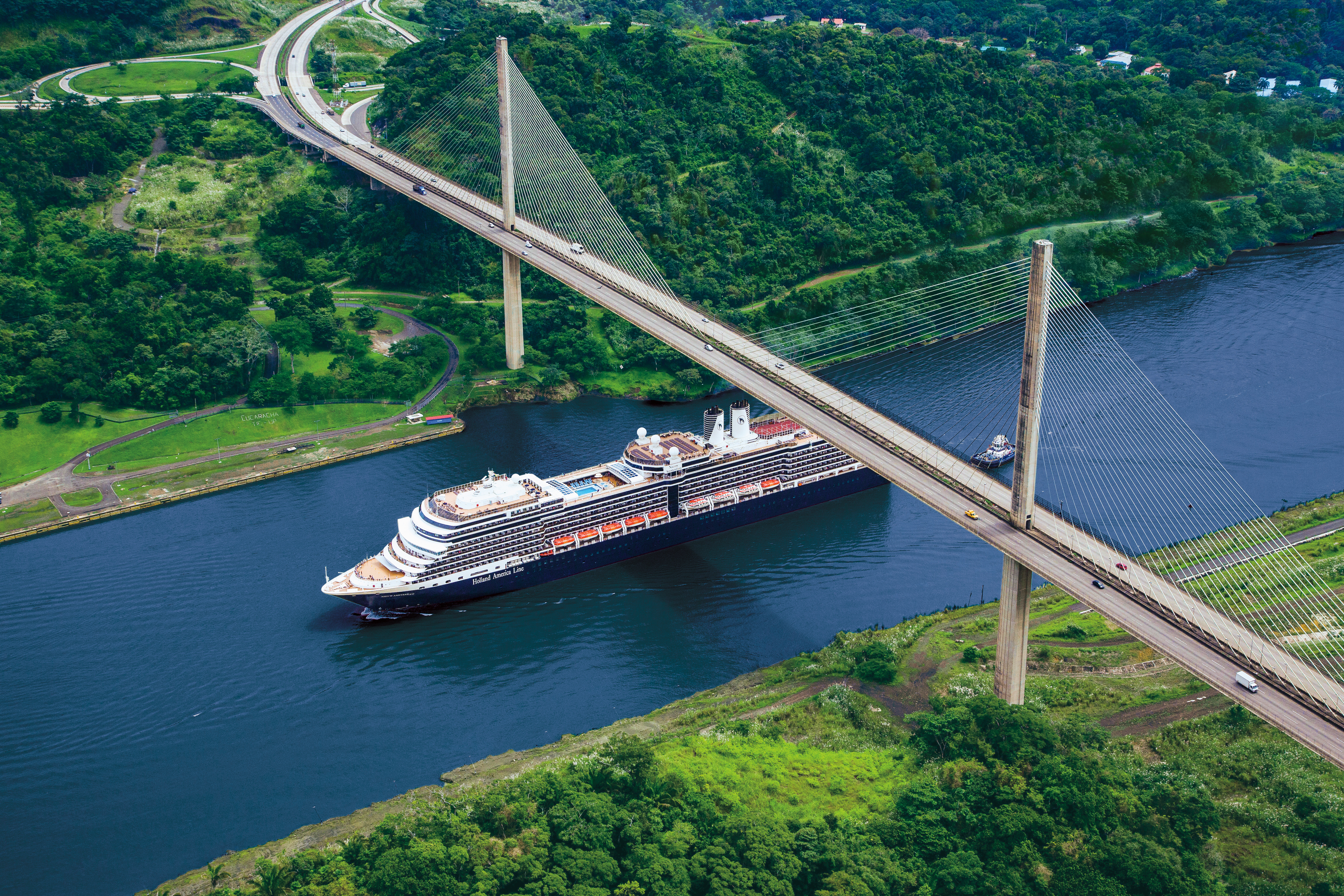 Kryssa med Holland America Line genom Panamakanalen. Bilden visar ms Nieuw Amsterdam som glider genom kanalen.