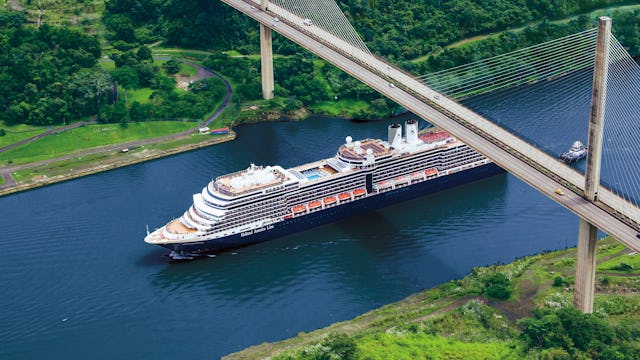 Kryssa med Holland America Line genom Panamakanalen. Bilden visar ms Nieuw Amsterdam som glider genom kanalen.