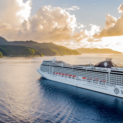 Bilden visar ett kryssningsfartyg som seglar in mot land.