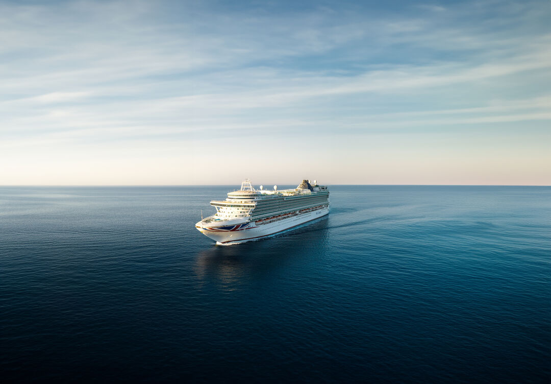 Bilden visar fartyget Azura från P&O Cruises