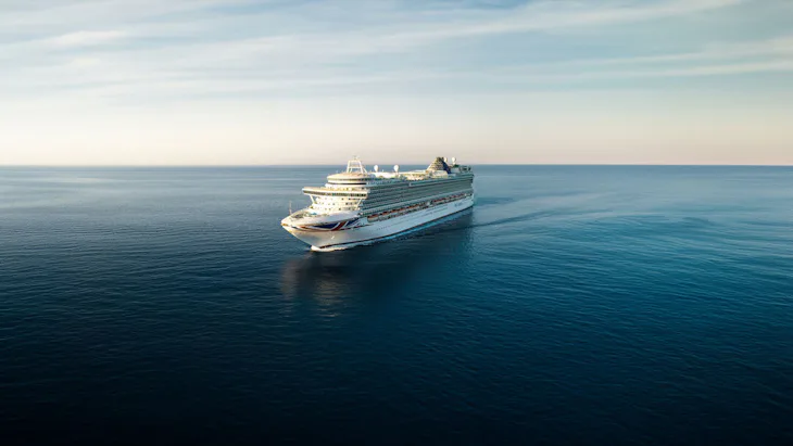 Bilden visar fartyget Azura från P&O Cruises