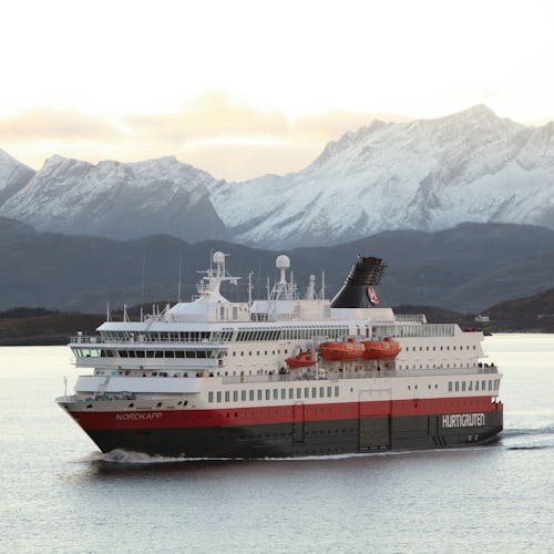 Fira 17:e maj med Hurtigruten