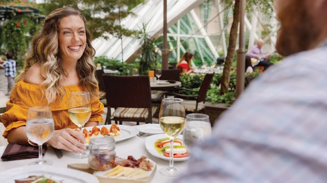 Bilden visar ett par som äter mat på Giovannis Table ombord Allure of the Seas.
