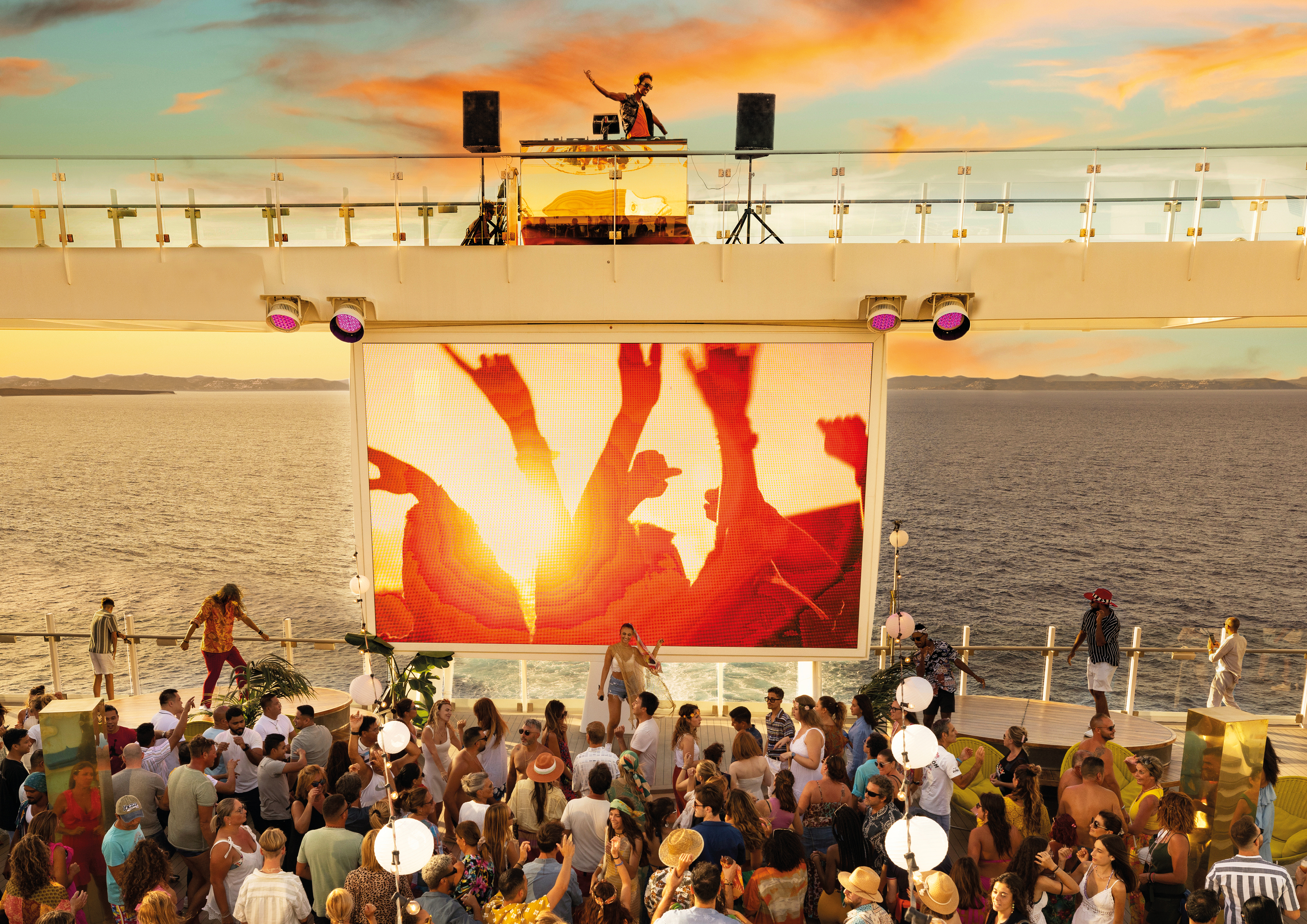 Bilden visar Sunset Party ombord ett av Costa Cruises fartyg.