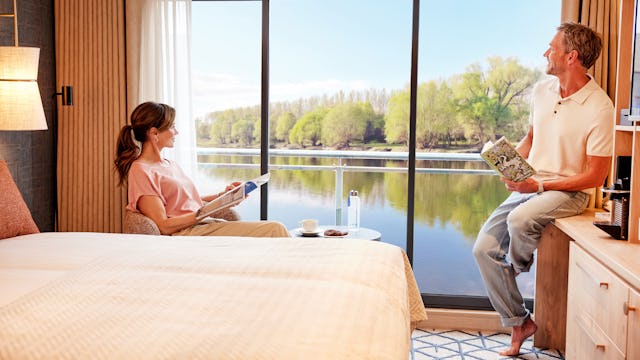 Bilden visar ett par som sitter i en av hytterna på en av Viva Cruises fartyg.