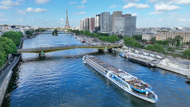 Bilden visar Viva Gloria som kryssar längst Seine med Paris och Eiffeltornet i bakgrunden.