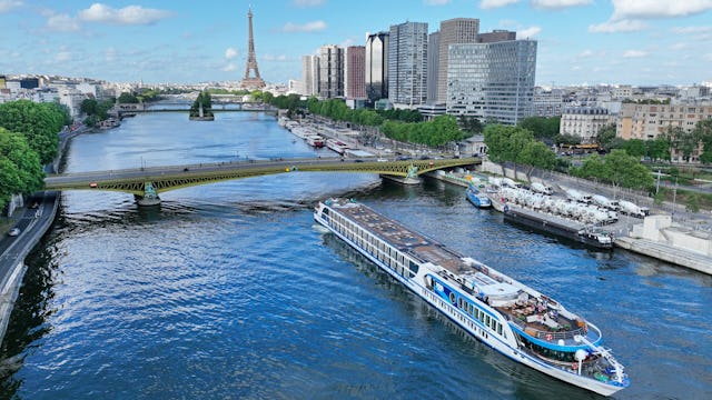 Bilden visar Viva Gloria som kryssar längst Seine med Paris och Eiffeltornet i bakgrunden.