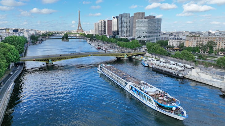 Bilden visar Viva Gloria som kryssar längst Seine med Paris och Eiffeltornet i bakgrunden.