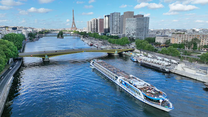 Bilden visar Viva Gloria som kryssar längst Seine med Paris och Eiffeltornet i bakgrunden.