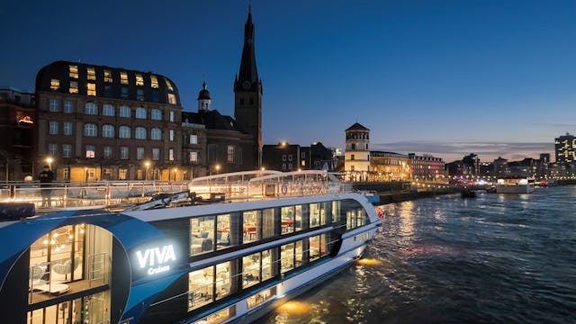 Bilden visar fartyget Viva Enjoy under kvällen i Düsseldorf.