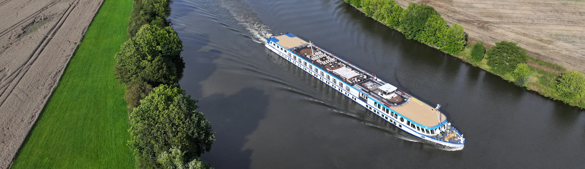 Bilden visar Viva Ruby på floden Weser.