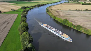 Bilden visar Viva Ruby på floden Weser.
