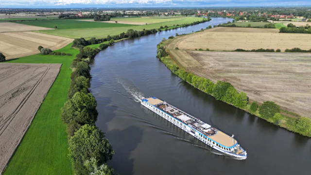 Bilden visar Viva Ruby på floden Weser.