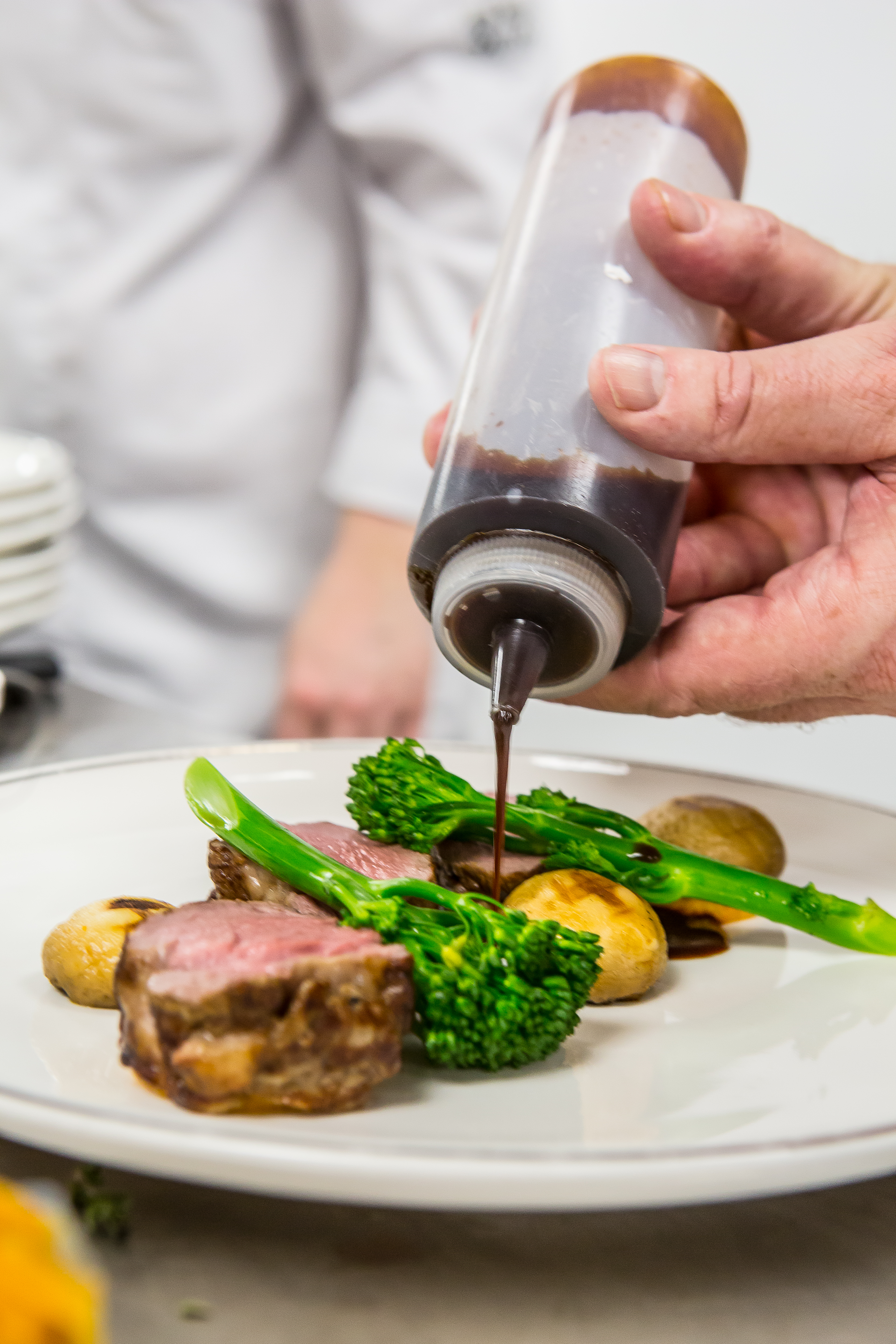 Bilden visar en gourmet maträtt som förbereds på en av Viva Cruises flodkryssningar.